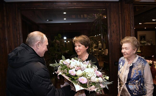 Putin Yeltsinin qızının evinə gəlib BUNU hədiyyə etdi - FOTO
