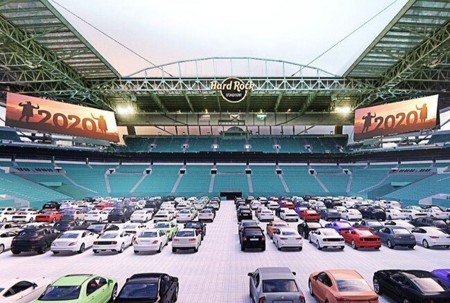 Futbol stadionu 230 maşınlıq nəhəng avtokinoteatra çevriləcək - FOTO