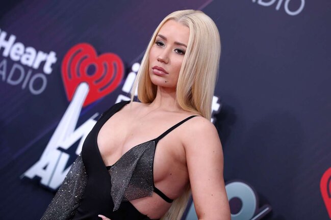 Bir günə "OnlyFans"dan 307 min dollar qazandı