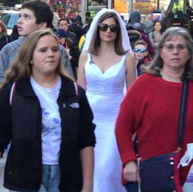 Evlənəcəyi kişini tapmaq üçün gəlinlik geyinib... - Qadının bu hərəkətləri şok edir - FOTOLAR