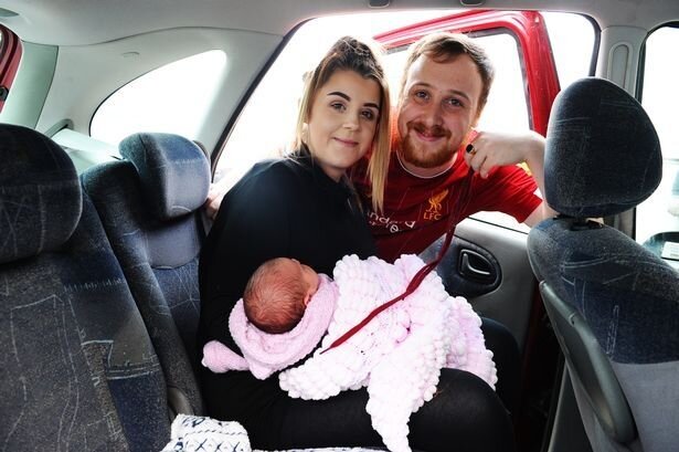 Tıxacda doğulmuş qızını ayaqqabı bağıyla XİLAS ETDİ - FOTO-VİDEO