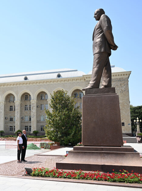 İlham Əliyev xanımı ilə Gəncəyə getdi - Fotolar-Yenilənir
