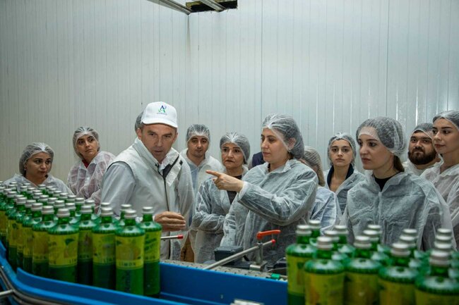 Jurnalistlər "Coolmix", "Qaf" markalarının istehsal prosesi ilə tanış olublar