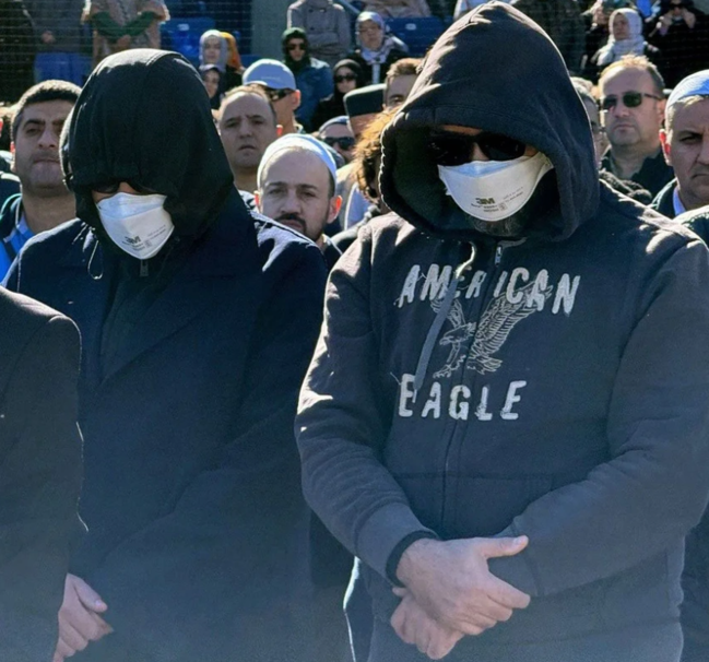 Gülənin dəfnindən qeyri-adi görüntülər: Qonaqlar maskada gəldi, təkbir yasaq edildi, "İncil" oxundu