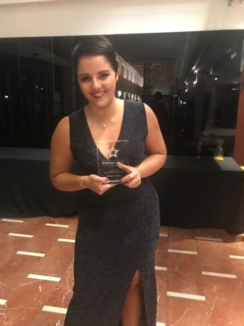 Sinif yoldaşları onu döydüyünə görə məktəbi tərk etdi, 13 yaşında öz şirkətini qurdu - FOTOLAR