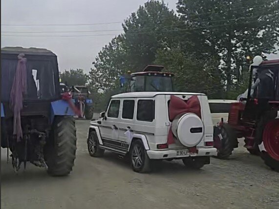 Gəlini aparmağa traktorlarla gəldilər - Fotolar