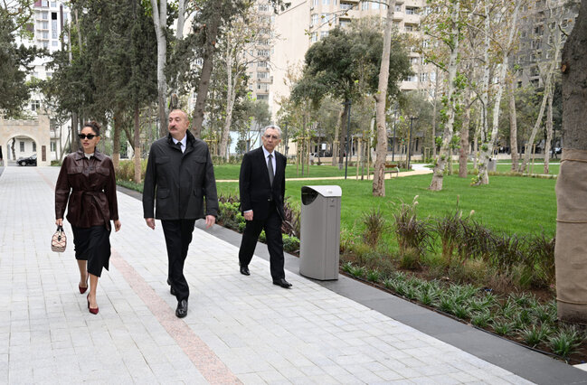 İlham Əliyev xanımı ilə yeni parkda - Fotolar