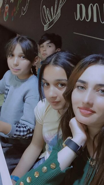 Üç uşaq anası 31 yaşında attestat aldı - Qızı ilə sinif yoldaşı olub