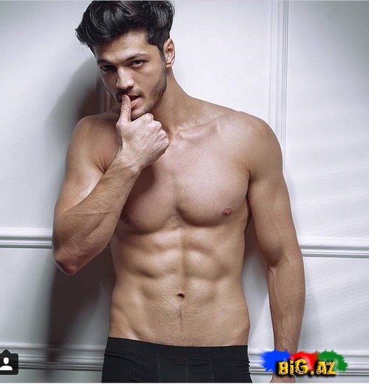 Azərbaycanlı kişi modelin çılpaq FOTOLARI
