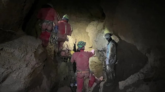Tədqiqatçı bir müddət mağarada qaldı -FOTOLAR