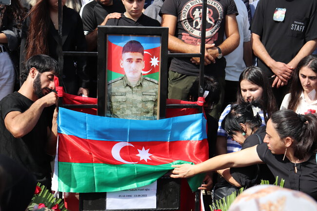 Uşaq evində, kimsəsiz böyüyən şəhidimizi xalqımız son mənzilə BELƏ YOLA SALDI - FOTO