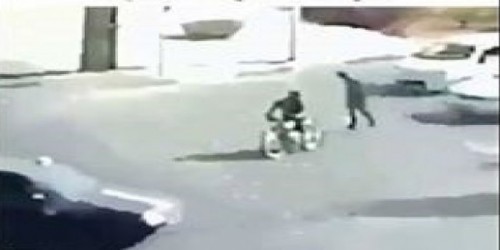 Motosikletçini maşın vurdu, etdiyi hərəkət hamını GÜLDÜRDÜ - VIDEO