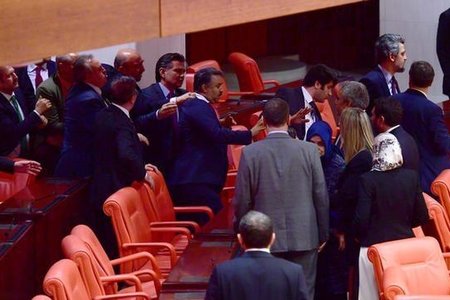 Parlamentdə dava: Millət vəkilləri əlbəyaxa oldu - FOTO