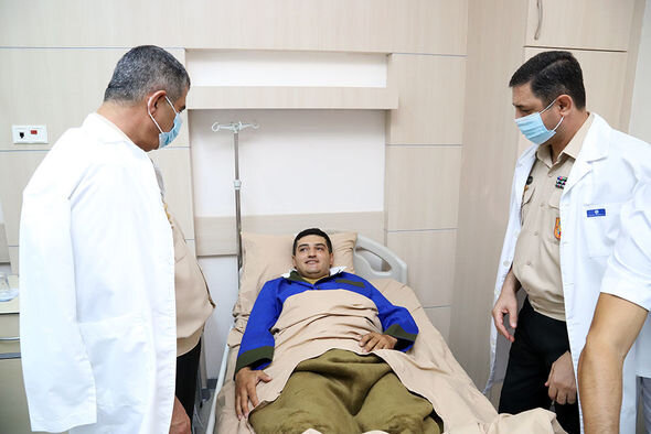 Müdafiə naziri hərbi hospitalda müalicə alan yaralılarla görüşdü - FOTO