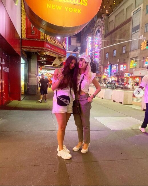 Məleykə Əsədova qızı ilə YENİ FOTOLAR