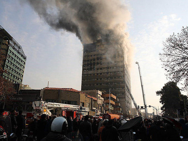 SON DƏQİQƏ: Yanan bina çökdü: 38 yaralı - VİDEO