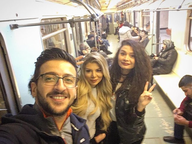 Aparıcı Afaq Abbas ilə metroda - FOTOLAR