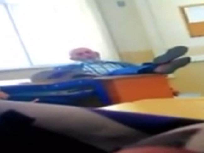 Müəllim dərsdə ədəbsiz formada oturdu, şagirdləri videoya çəkdi