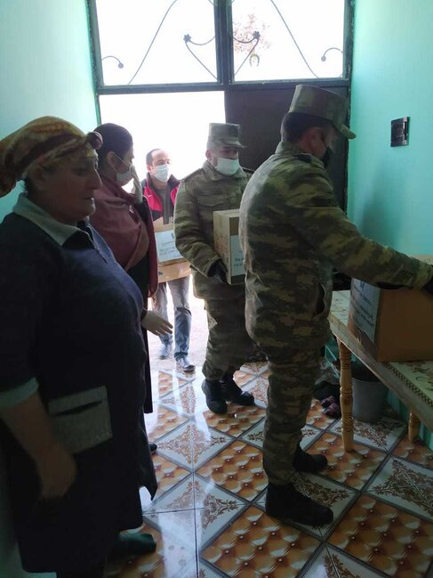 Hərbçilər əlillərə və müharibə veteranlarına baş çəkiblər