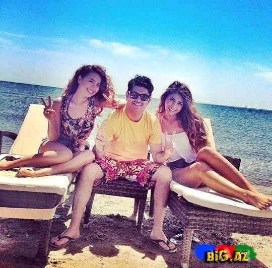 ATV-nin aparıcıları göbəyiaçıq libasda - FOTO