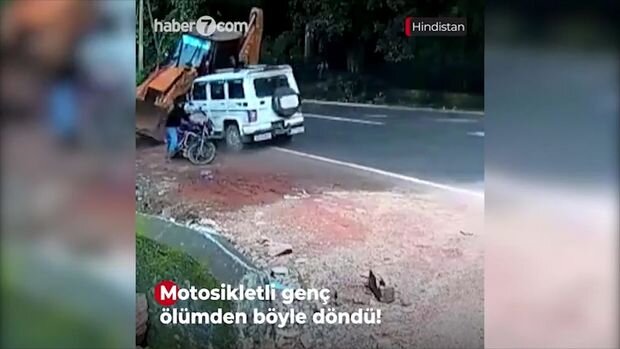 Yol kənarında dayanan motosikletçi təsadüf nəticəsində sağ qaldı - ANBAAN VİDEO