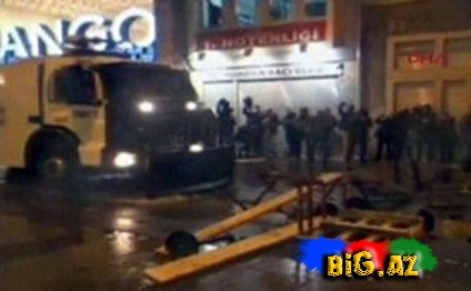 18 polis TOMA-nın altında qaldı