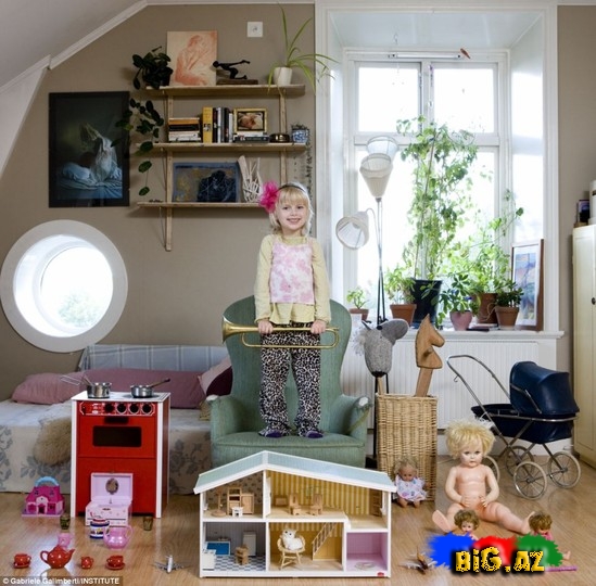 Uşaqları oyuncaqları ilə çəkən fotoqraf - Fotolar