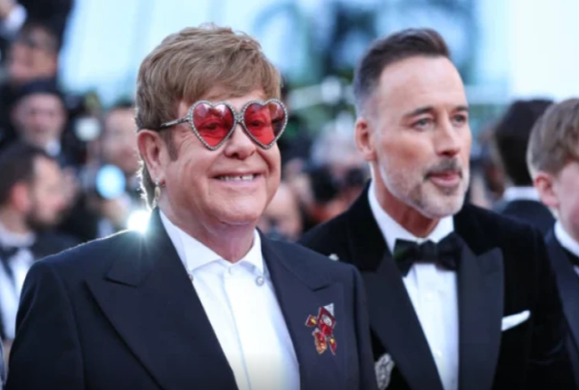 Elton Con kor oldu, səhnədə ona əri kömək etdi