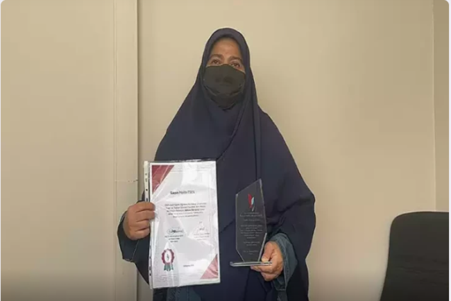 53 yaşında 13-cü diplomunu aldı