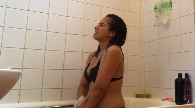 Suya allergiyası olan bu gənc qız görün necə duş qəbul edir - FOTOLAR