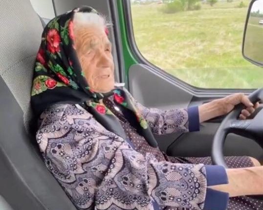 90 yaşlı blogger nənə yük maşınında "avtoşluq" etdi - VİDEO