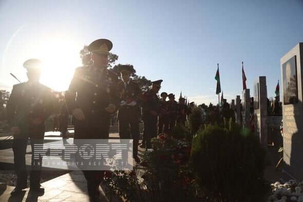 Müdafiə Nazirliyinin zabit heyəti Zəfər Günü ilə bağlı İkinci Şəhidlər xiyabanını ziyarət edib