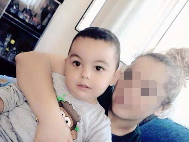 Ana 3 yaşlı oğlunu adapter naqili ilə boğaraq öldürdü - FOTO