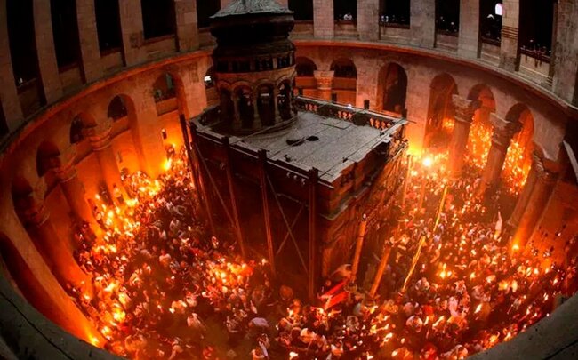 Qüdsdə Müqəddəs Od Müqəddəs Məqbərə kilsəsinə enib