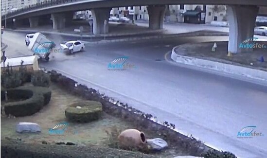 Bakıda ağır qəza: KİA yük maşınını aşırdı - ANBAAN VİDEO
