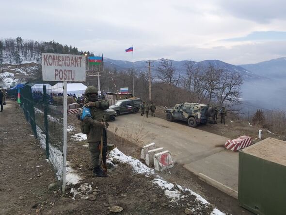 Rusiya sülhməramlıları Xankəndi yoluna konteynerlər yerləşdirdilər