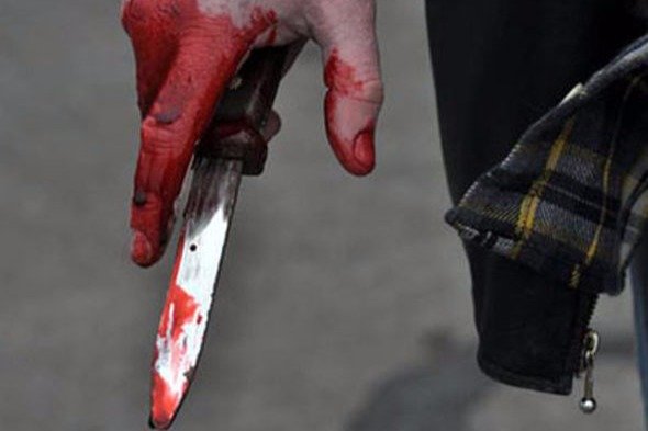 18 yaşlı oğlan müəmmalı şəkildə bıçaqlandı