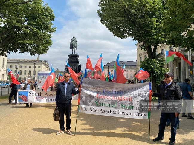 Berlində güney azərbaycanlılar etiraz aksiyası keçirib - YENİLƏNİB + VİDEO