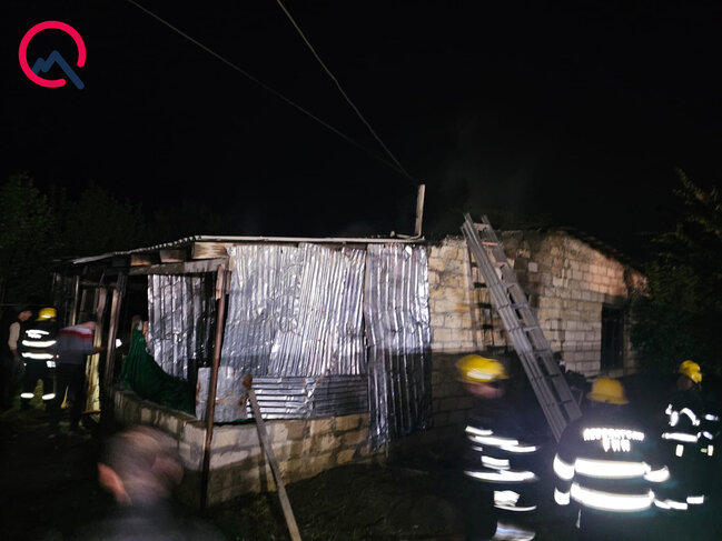 Ağdamda ev yandı - Nənə və nəvəsi ağır yaralandı