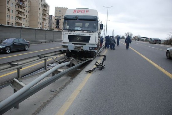 Bakıda sürücü yol təsərrüfatına 13 min manat ziyan vurdu – FOTO + VİDEO
