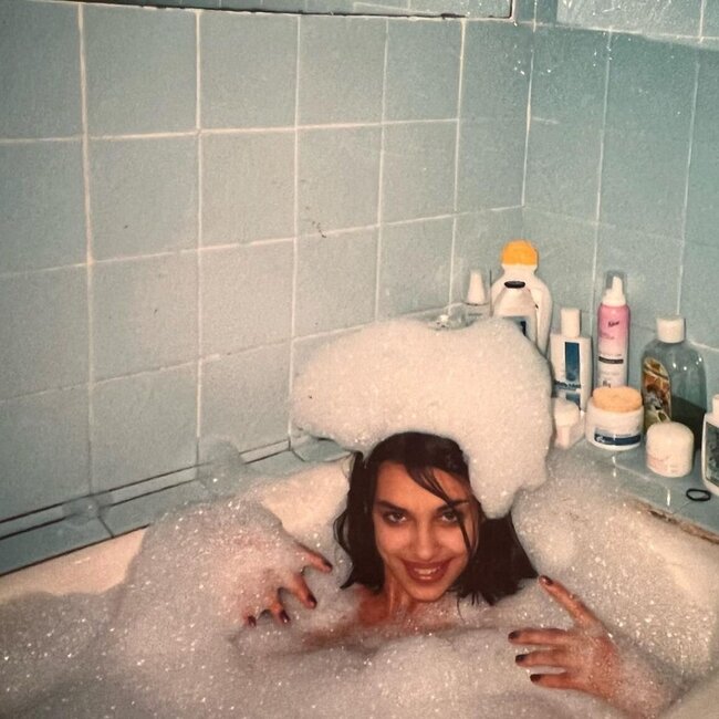 Məşhur model uşaqlıq fotolarını paylaşdı