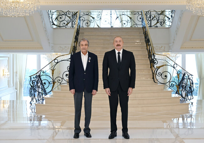 Prezident Fərhad Xəlilova "İstiqlal" ordenini təqdim etdi - Fotolar - Yenilənib