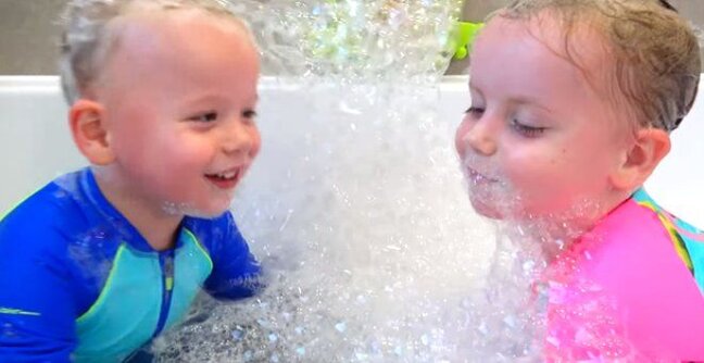 Bu bacı və qardaş YouTube-dan milyonlar qazanır - FOTOLAR