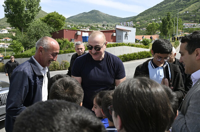 İlham Əliyev uşaqlarla bir arada - Fotolar