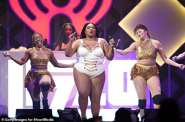 Lüt şəkillərini paylaşan bodipozitiv 