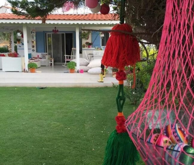 Məşhur aktrisanın Çeşmədəki qırmızılı villası - FOTOLAR