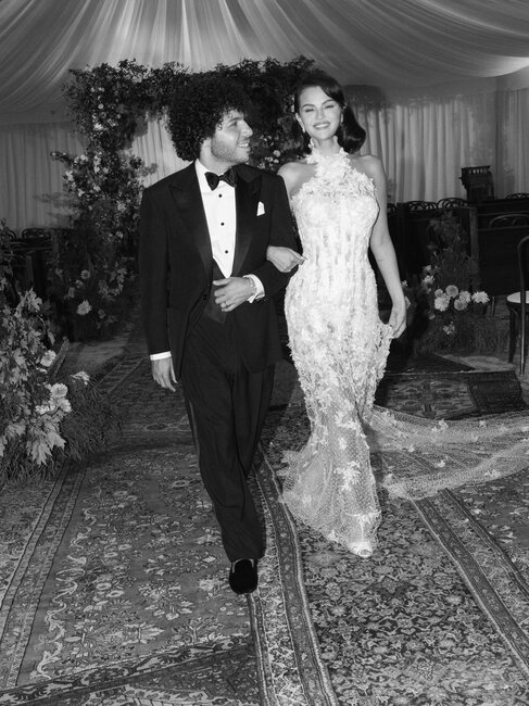 Selena Qomez toyunda 3 gəlinlik geyinib - Fotolar