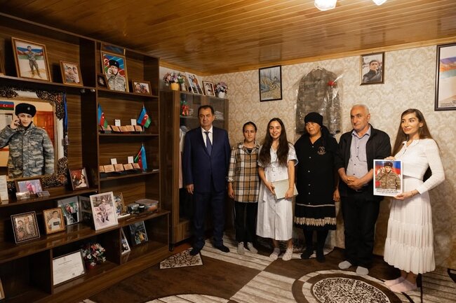 Prezidentin qızları şəhid Ülfət Babazadənin evində - Fotolar