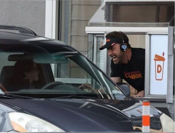 Ben Afflek kassir oldu: kafe müştərilərinə xidmət etdi - FOTO-VİDEO