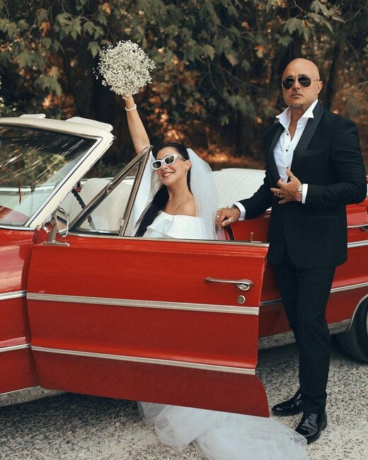 Evliliklərinin 15-ci ilində gəlinlik geyindi - Fotolar